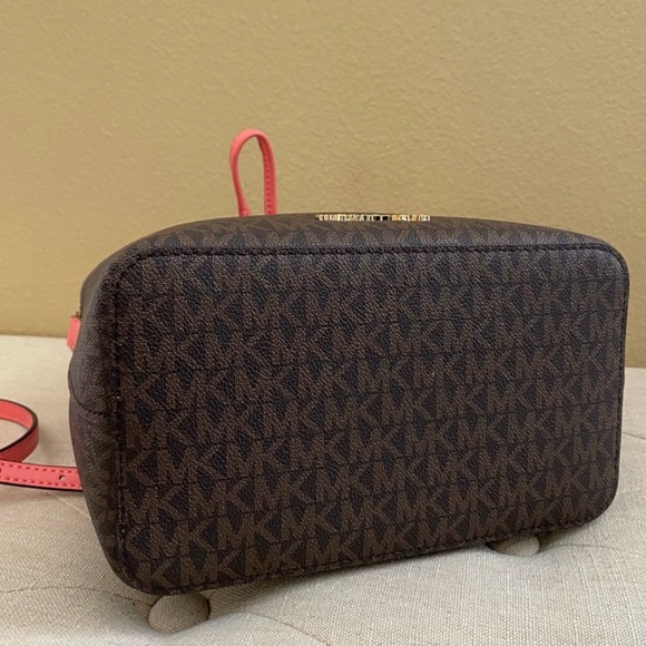 Michael Kors suri medium bucket messenger bag - Picture 4 of 6